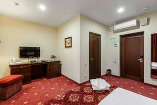 Гостиница Корона Казань Стандартный номер с двуспальной кроватью-3